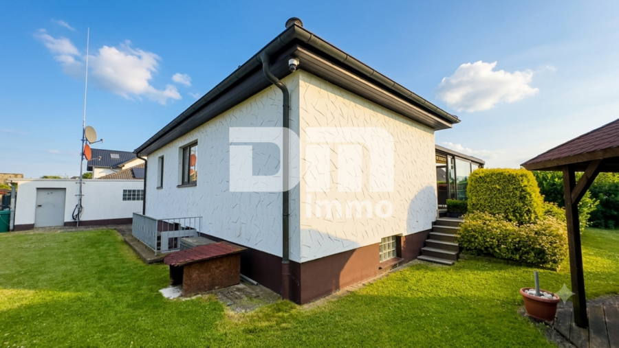 Solider Familien-Bungalow mit großem Potenzial in ruhiger Lage mit Wintergarten und Garage - Rückansicht